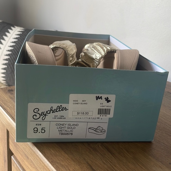 Seychelles Coney Island Light Gold Metallic Sandals - Picture 2 of 4
